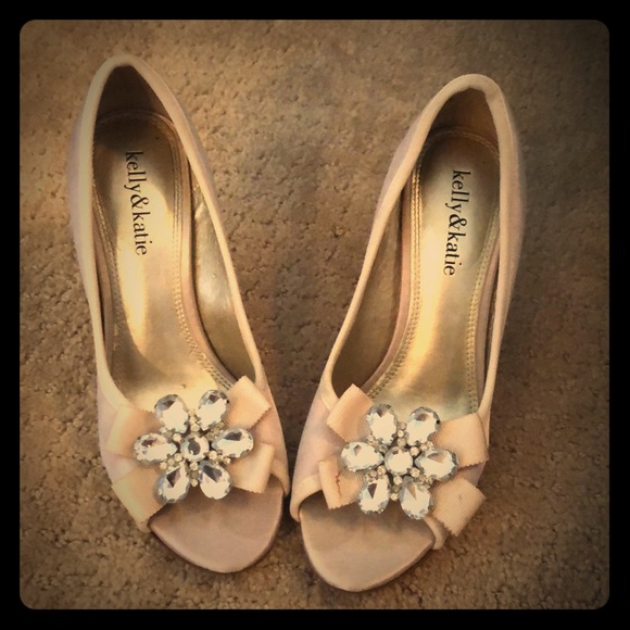 Kelly & Katie Shoes - 🛍5for$25:Champagne peeptoe heels. Size 6.